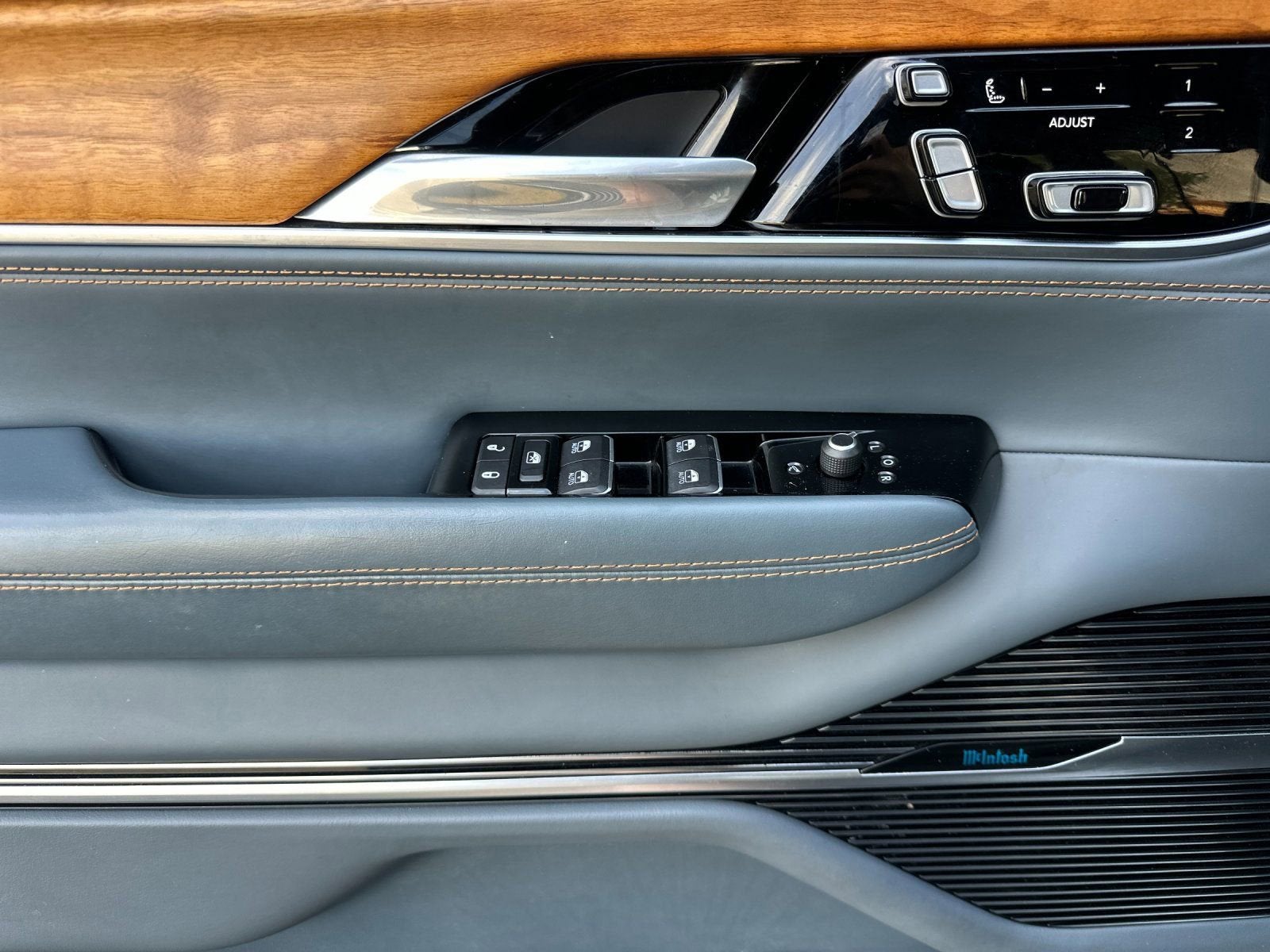 2022 Jeep Grand Wagoneer Series III - Photo 11