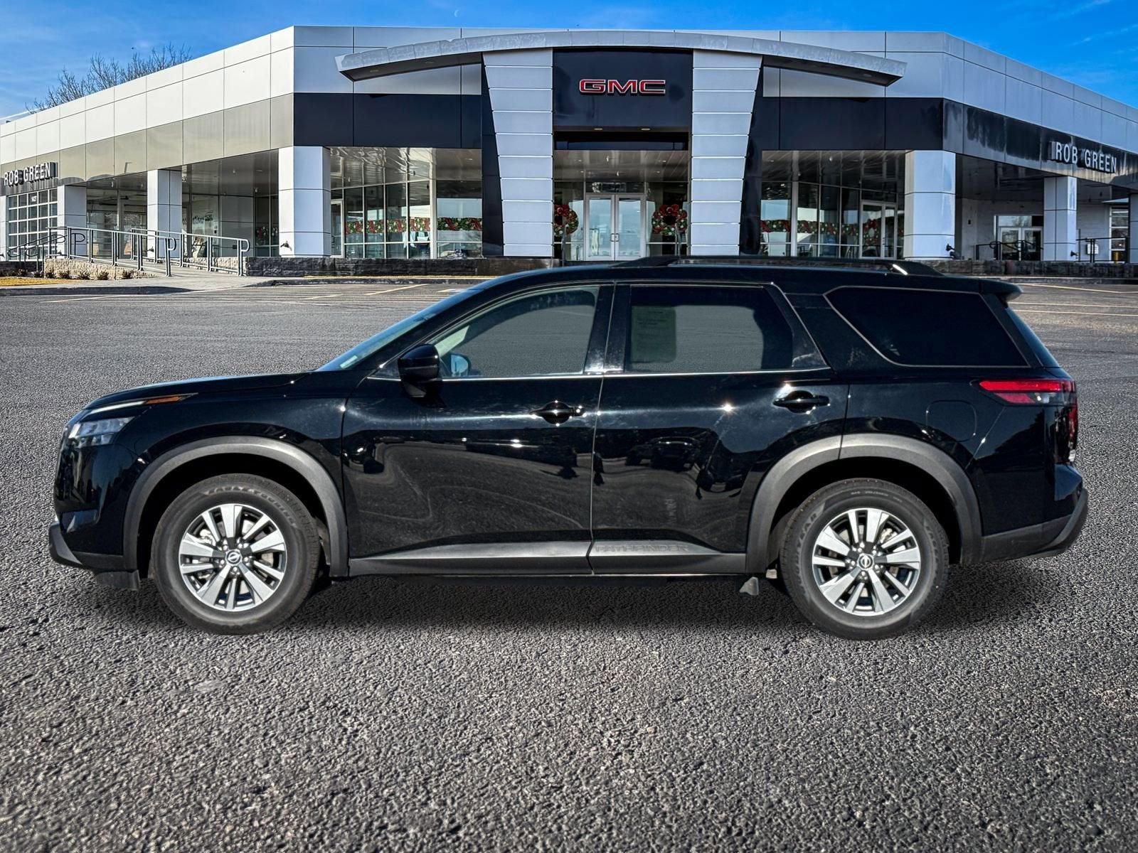 2022 Nissan Pathfinder SV